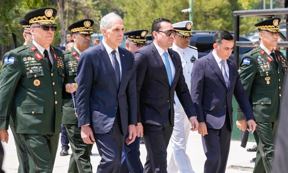 Zambrano marca línea dura tras polémicos ascensos militares