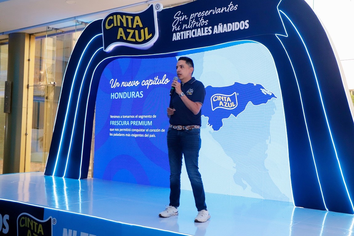 Carlos Chain, subgerente de Cargill Centroamérica, detalló las virtudes y atributos que caracterizan a la nueva marca de embutidos Cinta Azul.